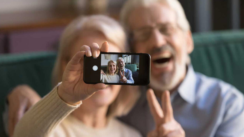 بهترین گوشی هوشمند برای سالمندان